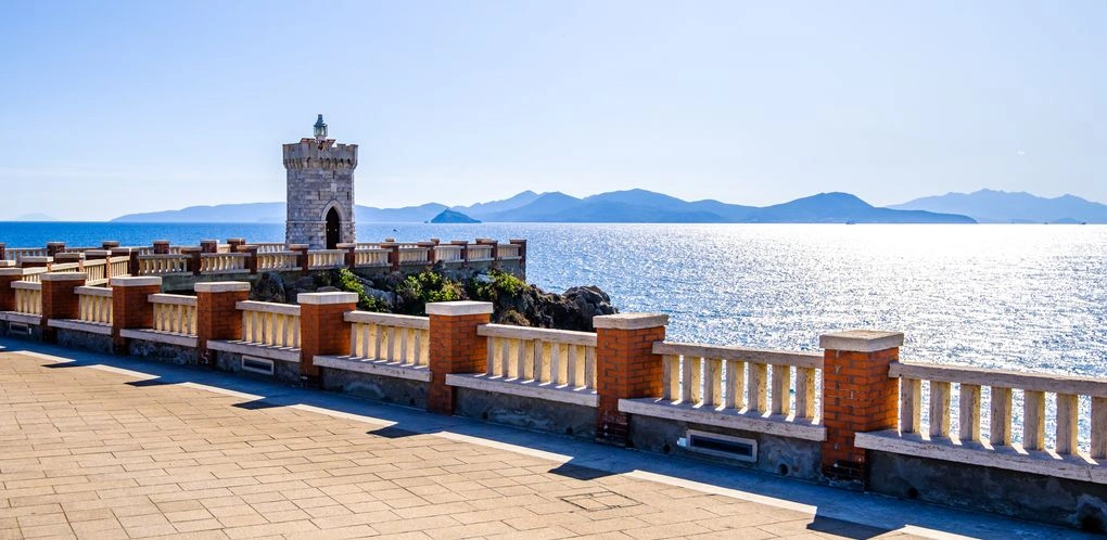 Casco antiguo de Piombino, costa toscana y vistas al mar Mediterráneo