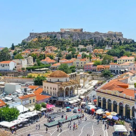Paseo marítimo de El Pireo, marina y paisaje costero urbano en Grecia