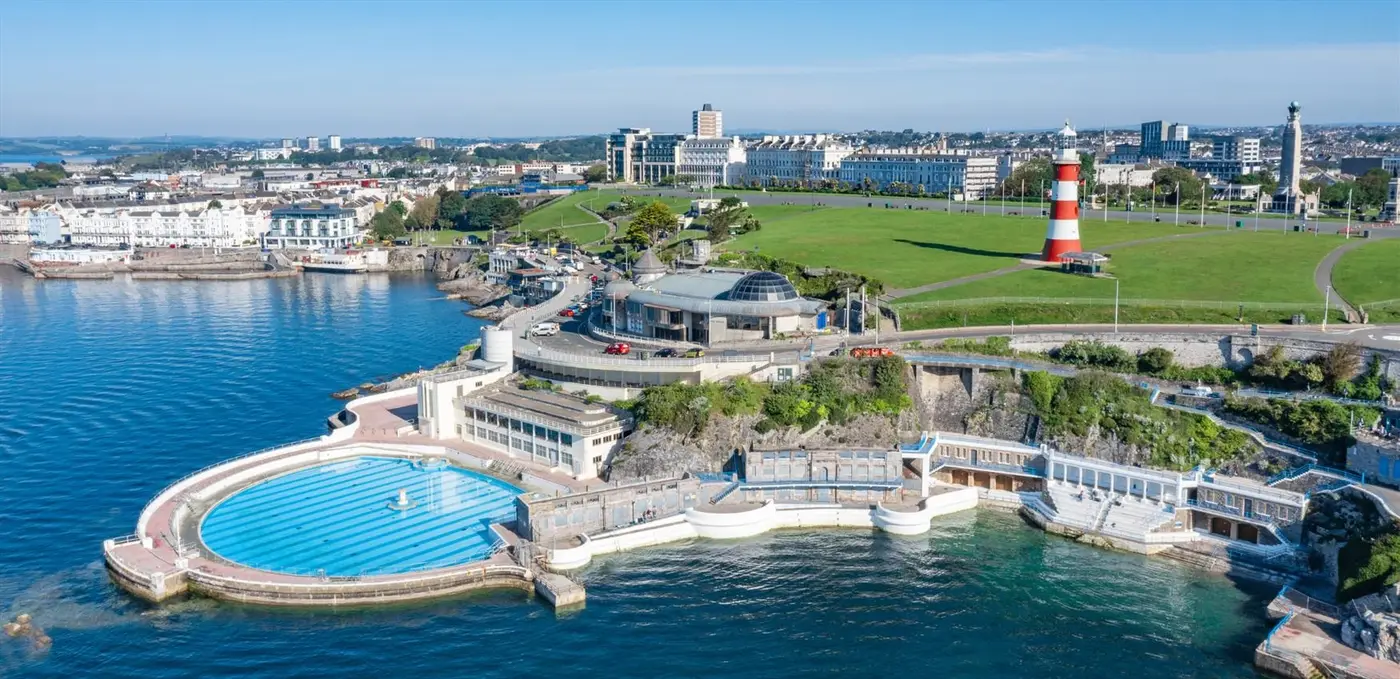 Plymouth Hoe, paseo marítimo y puerto histórico en Devon, Inglaterra