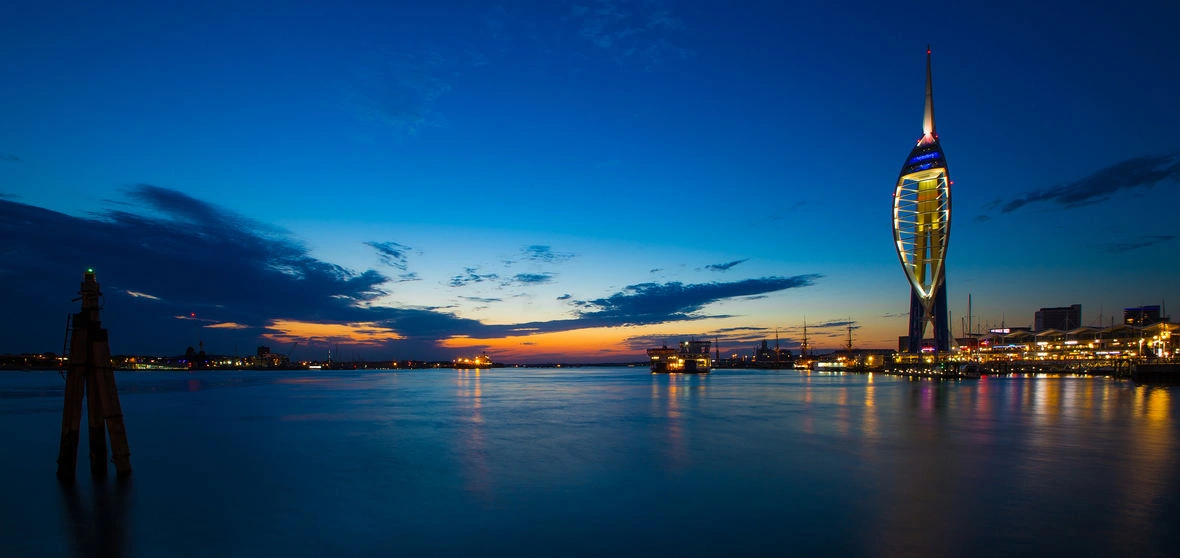 Paseo marítimo de Portsmouth, Spinnaker Tower y puerto histórico en Inglaterra