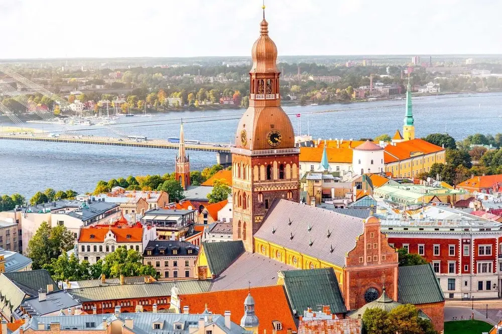 Casco antiguo de Riga, paseo fluvial del Daugava y perfil urbano de Letonia