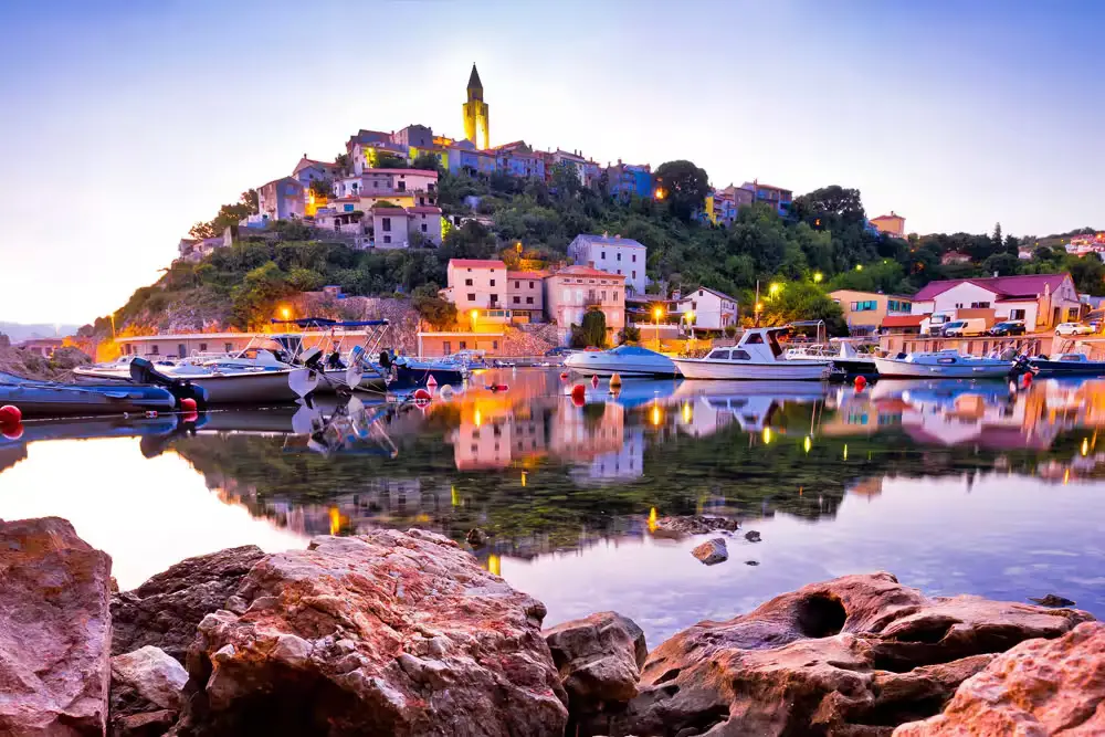 Paseo marítimo de Rijeka, centro de la ciudad y bahía de Kvarner, Croacia