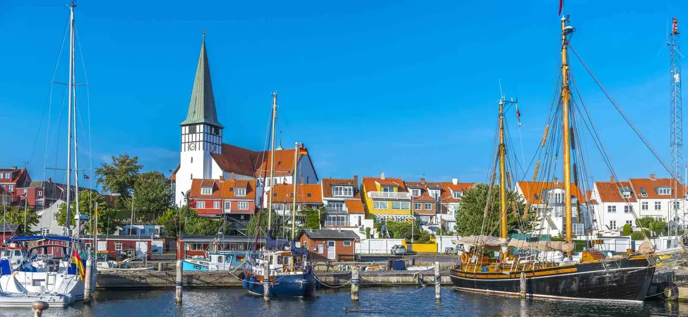 Casco antiguo de Rønne, puerto y costa de Bornholm, Dinamarca