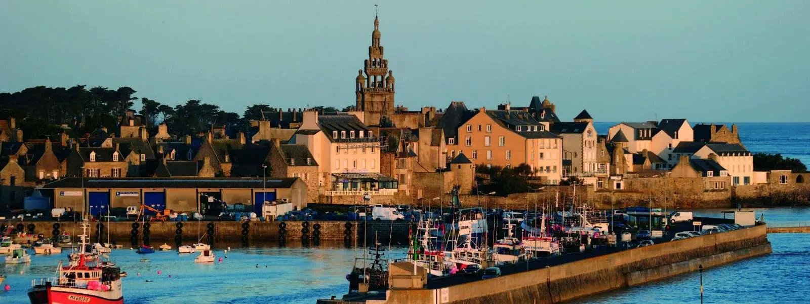 puerto antiguo de Roscoff, paseo marítimo de granito y costa de Bretaña en Francia