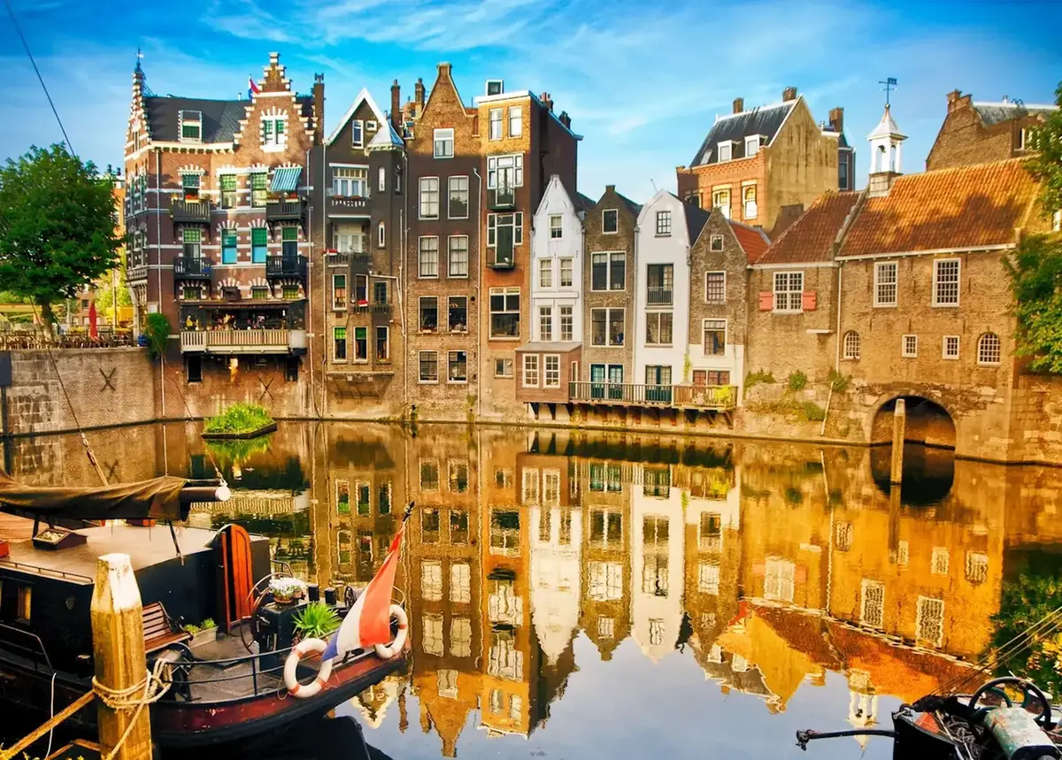 Perfil urbano de Rotterdam, puente Erasmusbrug y paseo marítimo en los Países Bajos