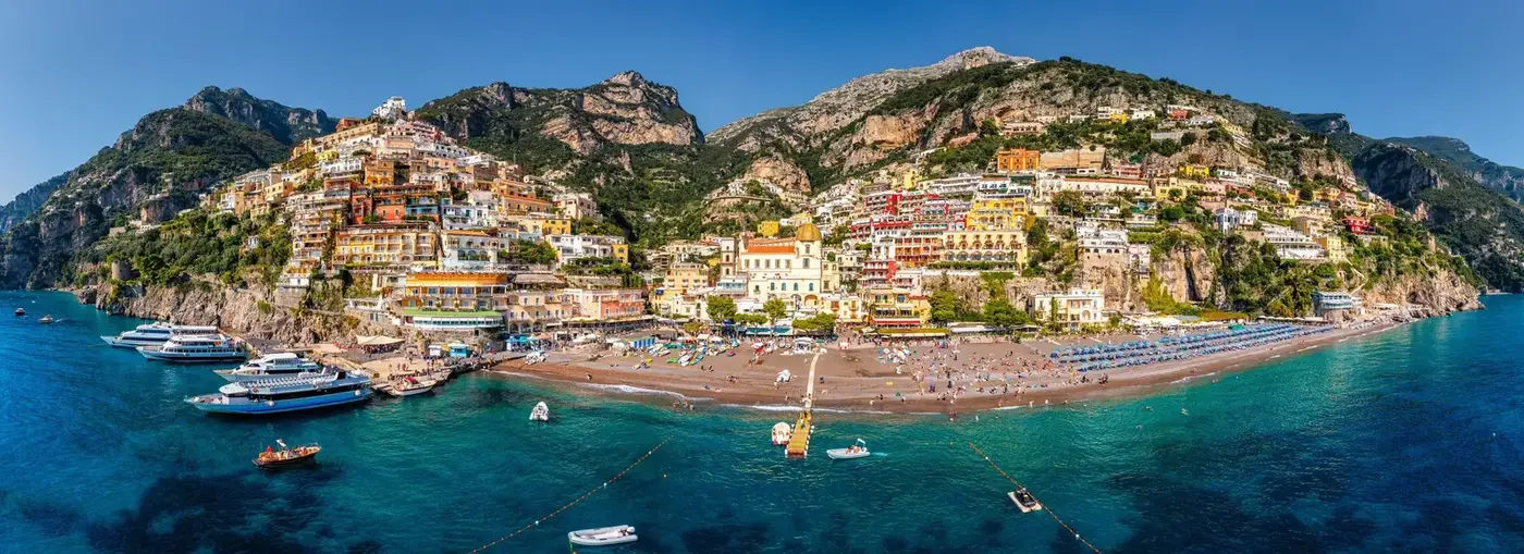 Paseo marítimo de Salerno, casco antiguo y golfo de Salerno en Campania, Italia