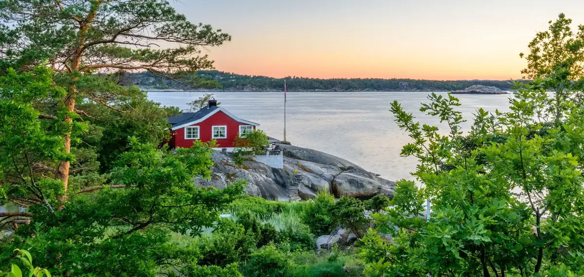 Puerto y paseo marítimo de Sandefjord, Vestfold, Noruega