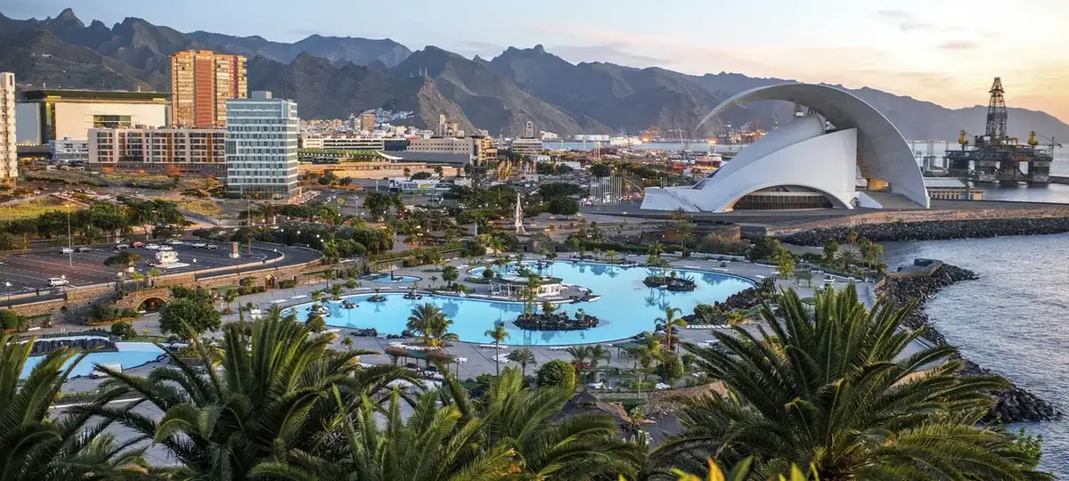 Paseo marítimo y paisaje urbano de Santa Cruz de Tenerife, en las Islas Canarias