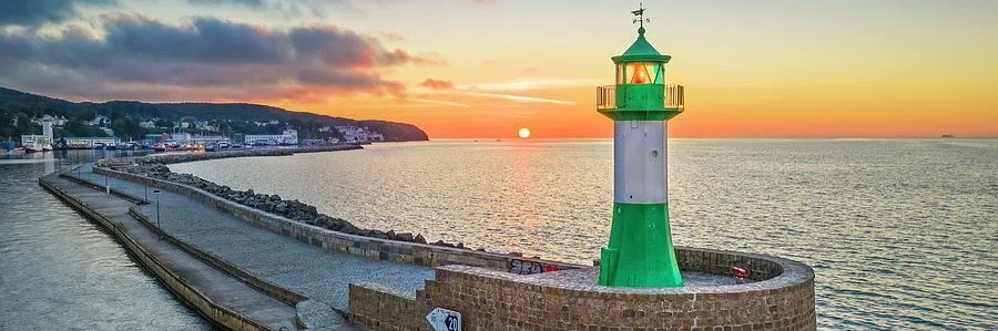 Puerto de Sassnitz, costa báltica y paisaje de acantilados de creta en Rügen, Alemania