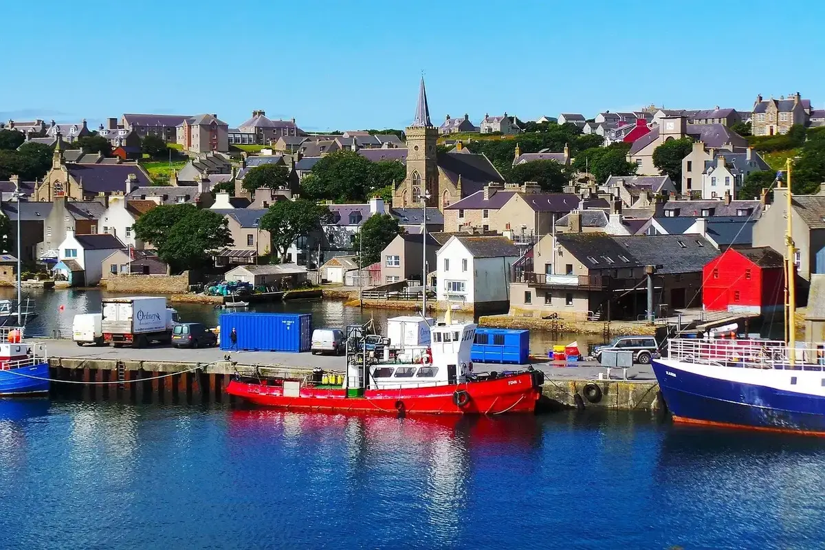 puerto de Scrabster y escarpada costa de Caithness en el norte de Escocia