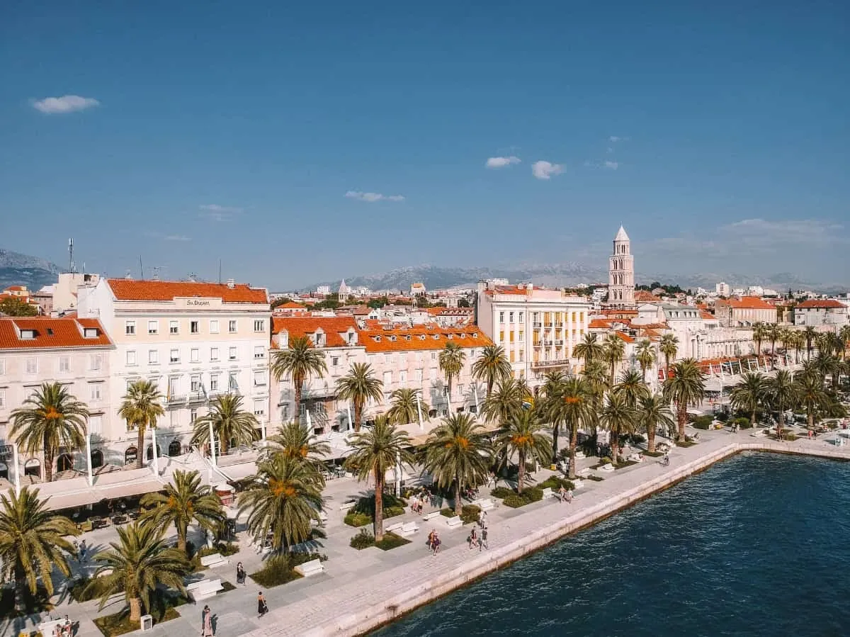 Casco antiguo de Split, paseo marítimo Riva y costa adriática de Croacia