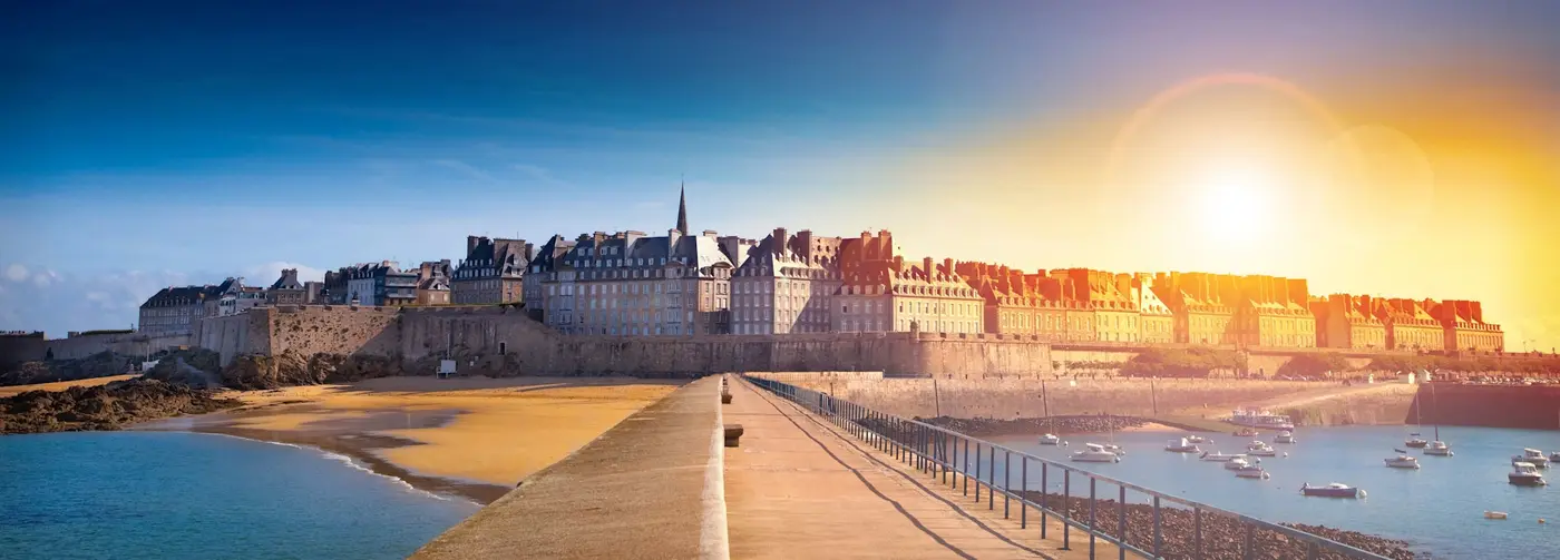 Casco histórico amurallado de Saint-Malo, puerto y playas de la costa bretona de Francia