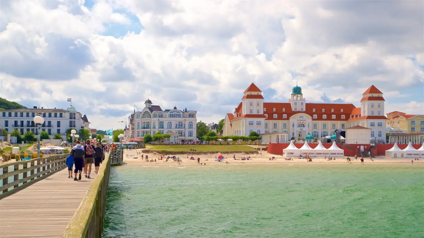 Playa de Świnoujście, faro y paseo marítimo del Báltico en Polonia