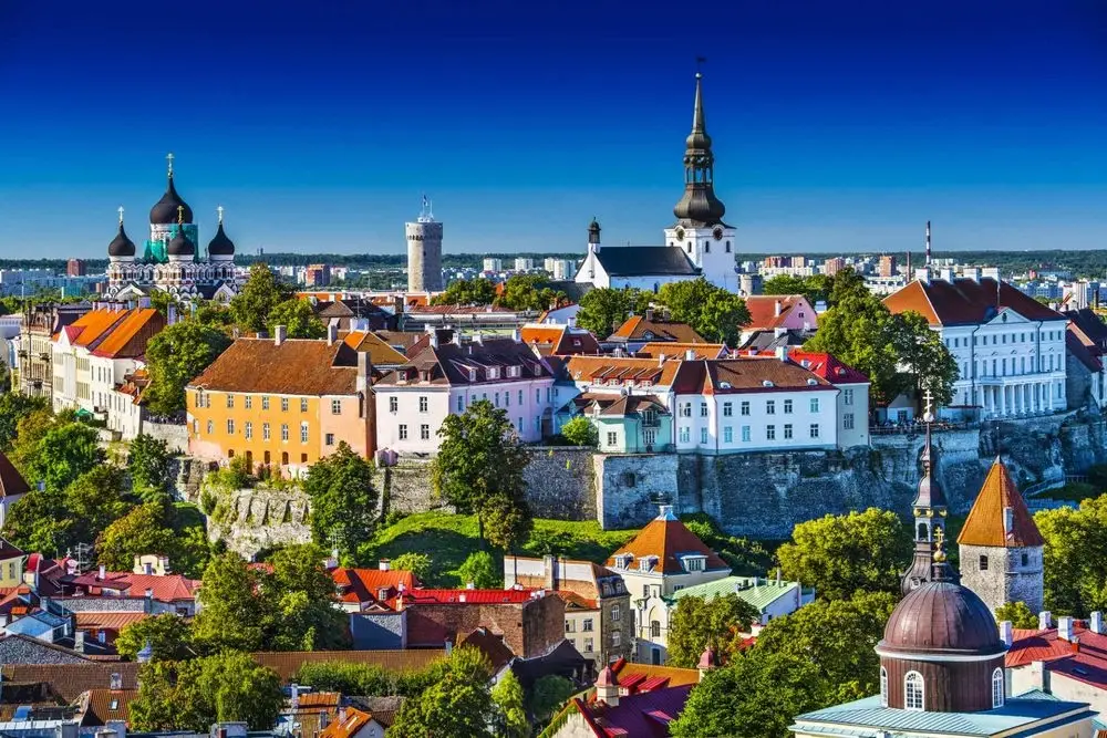 Casco antiguo medieval de Tallin, torres y paseo marítimo del Báltico, en Estonia