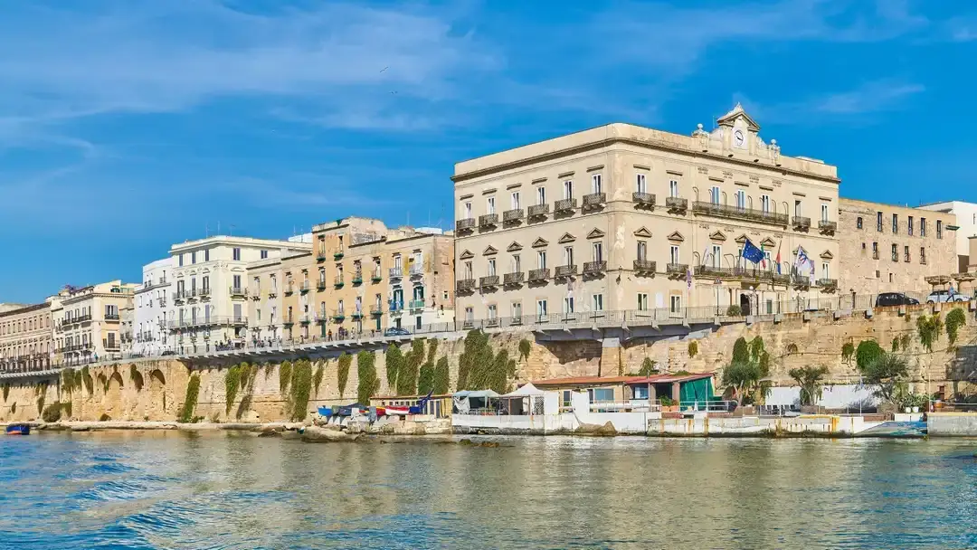 Casco antiguo de Taranto, paseo marítimo y Castillo Aragonés, en el sur de Italia