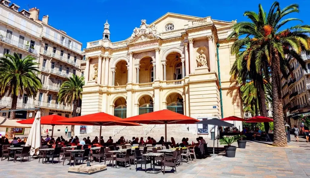 Puerto de Toulon, casco antiguo y paseo marítimo mediterráneo, en el sur de Francia
