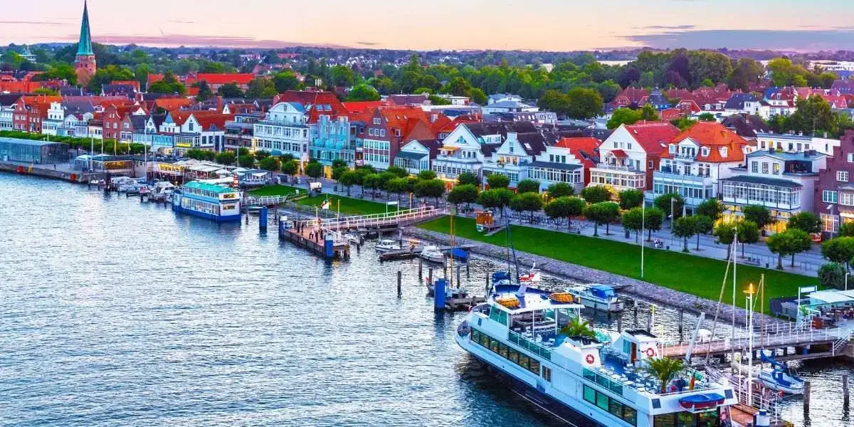 Playa de Travemünde, faro y paseo marítimo del Báltico, en el norte de Alemania