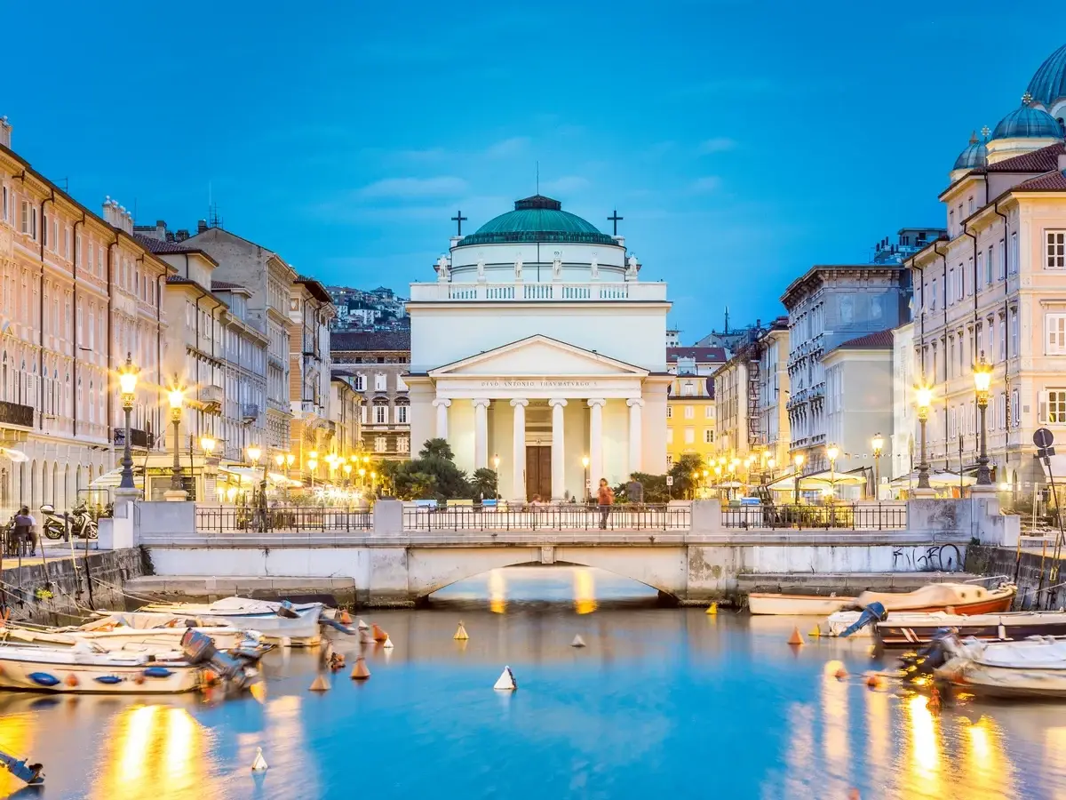 Paseo marítimo de Trieste, Piazza Unità d’Italia y paisaje urbano del Adriático, Italia