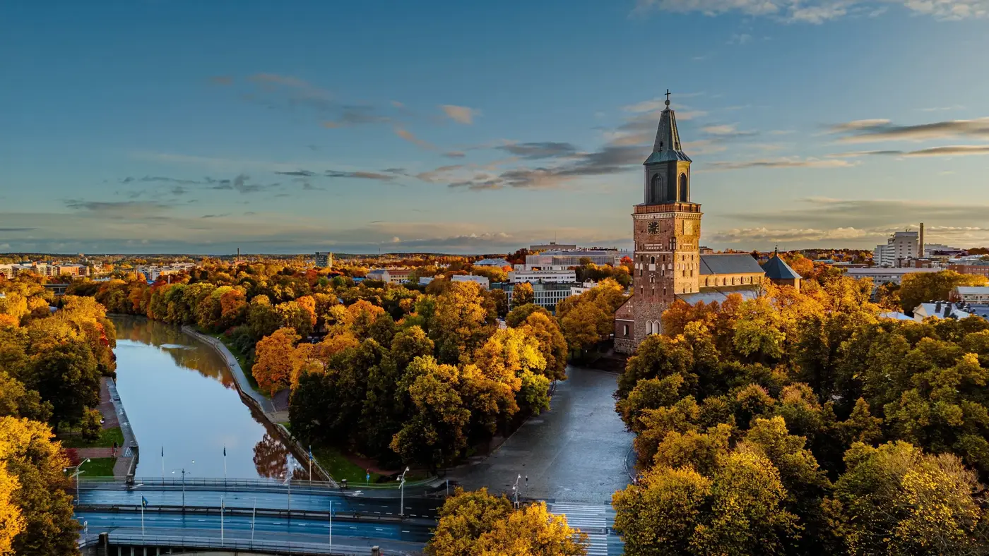 Paseo fluvial de Turku, castillo y paisaje urbano del archipiélago finlandés