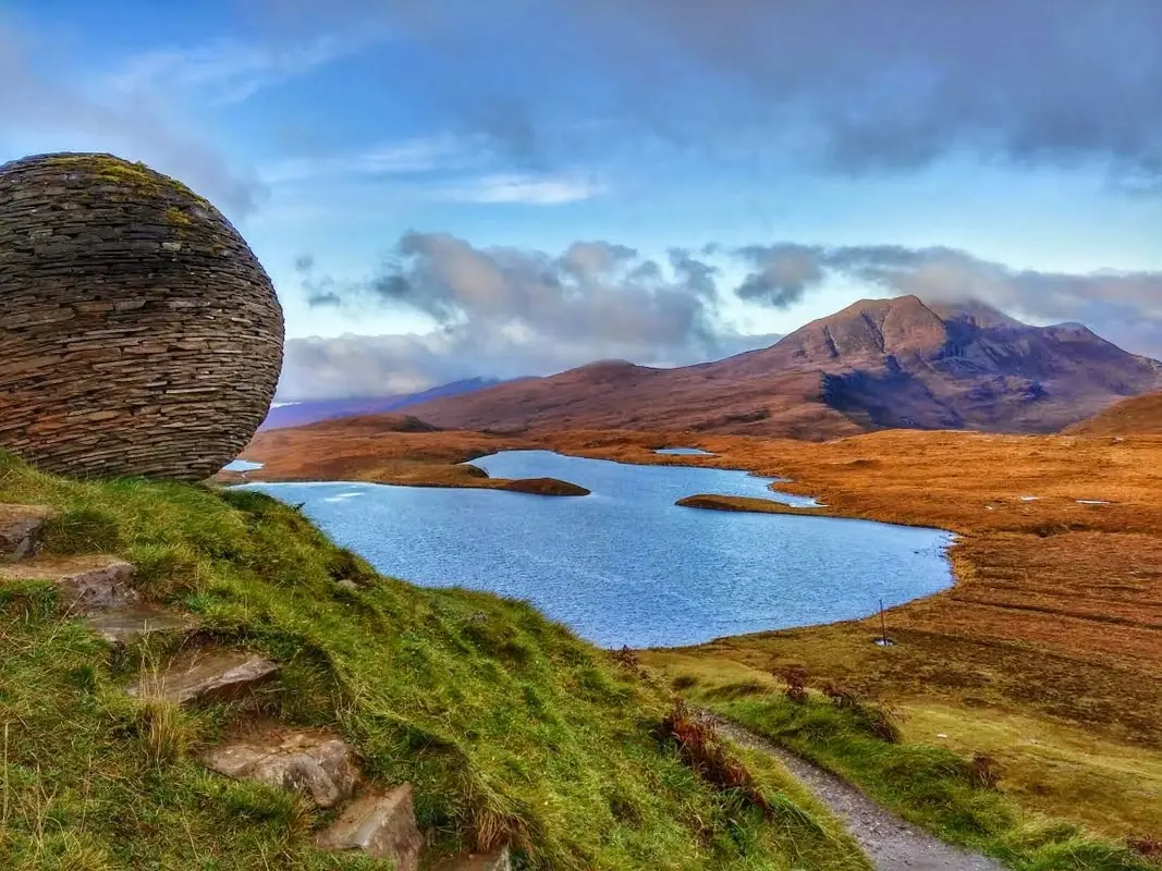 Paseo marítimo de Ullapool y paisaje montañoso de las Tierras Altas de Escocia