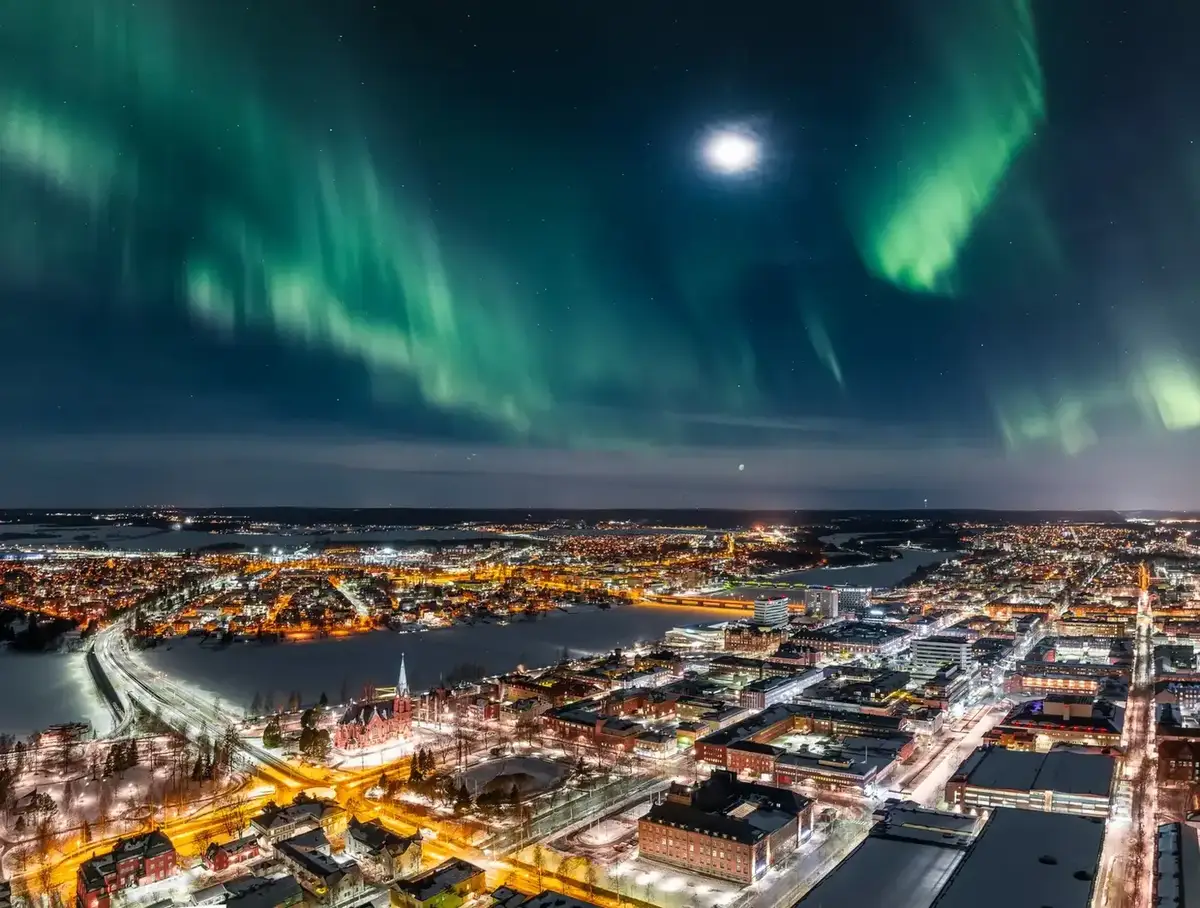 Centro de Umeå, paseo fluvial y paisaje del norte de Suecia