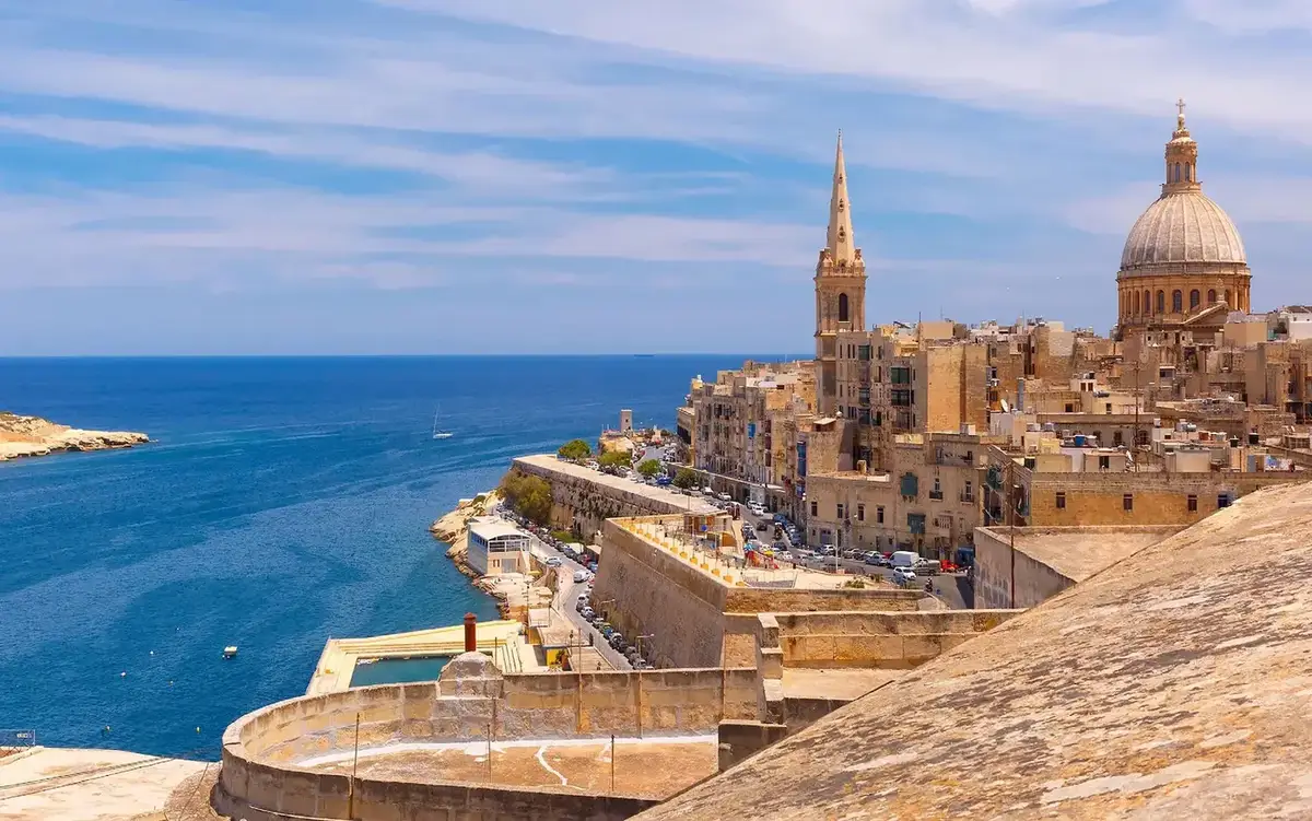 Perfil urbano de La Valeta, Gran Puerto y paseo marítimo fortificado de Malta