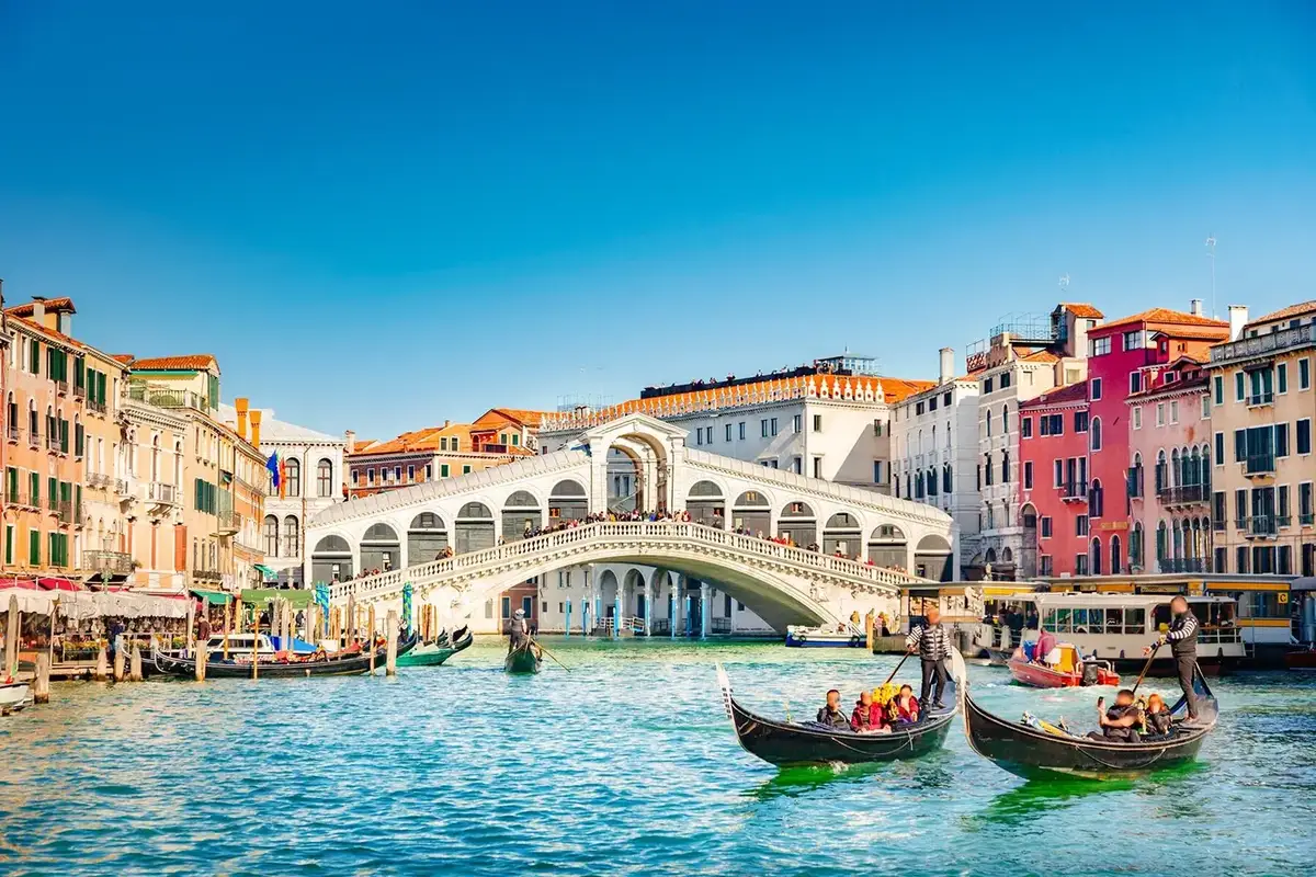 Gran Canal de Venecia, palacios históricos y paisaje urbano de la laguna en Italia