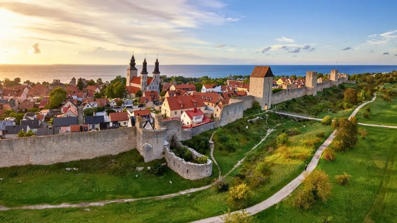 Murallas medievales de Visby, tejados y paseo marítimo del Báltico en Gotland
