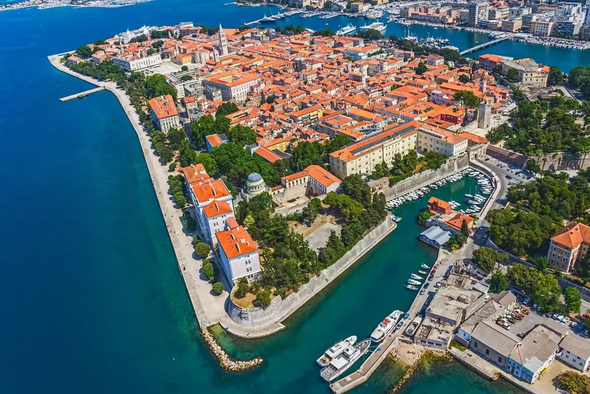 Paseo marítimo y centro histórico del casco antiguo de Zadar, junto al mar Adriático, Croacia
