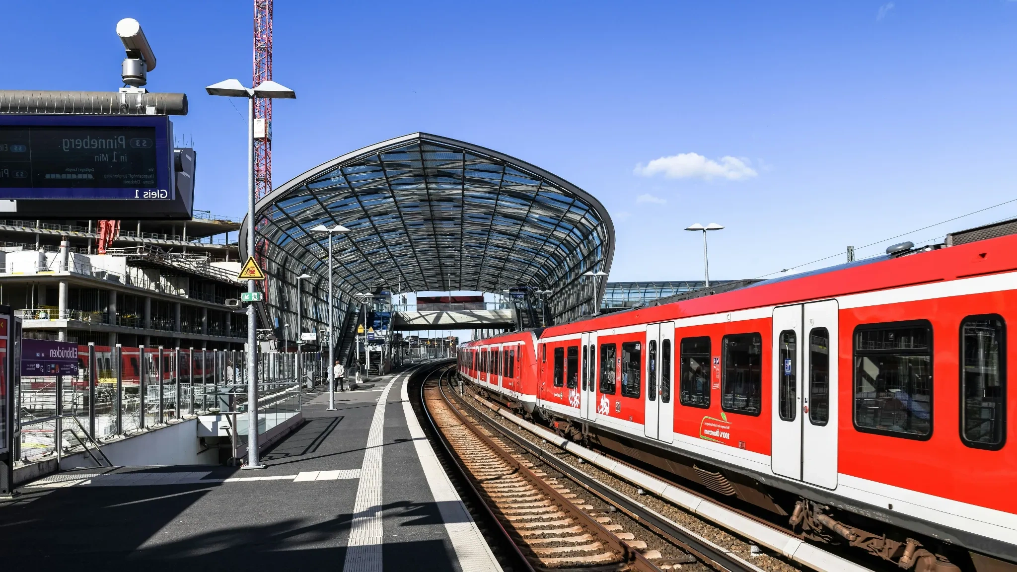 Tren moderno llegando a un andén de estación