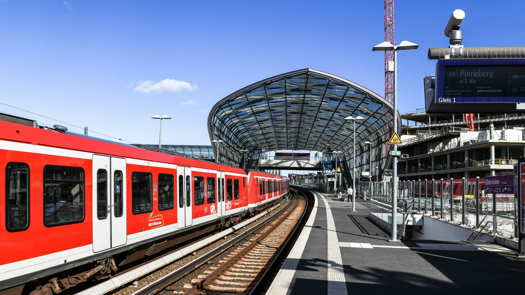 Viaje en tren por un andén de estación