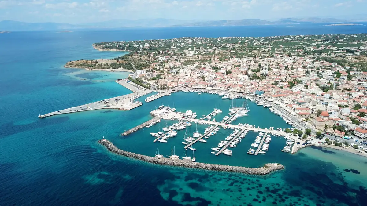 Aegina – puerto y destino de ferry