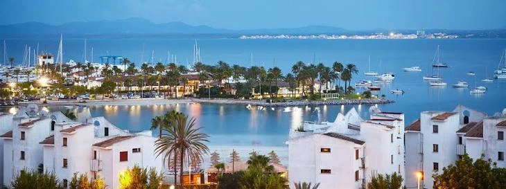Puerto y paseo marítimo de Alcúdia, en el norte de Mallorca