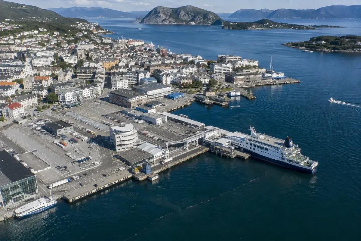 Muelle de ferry y puerto costero de Ålesund