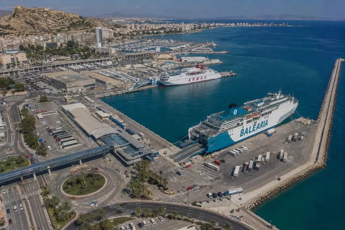 Puerto de ferris de pasajeros y paseo marítimo de Alicante