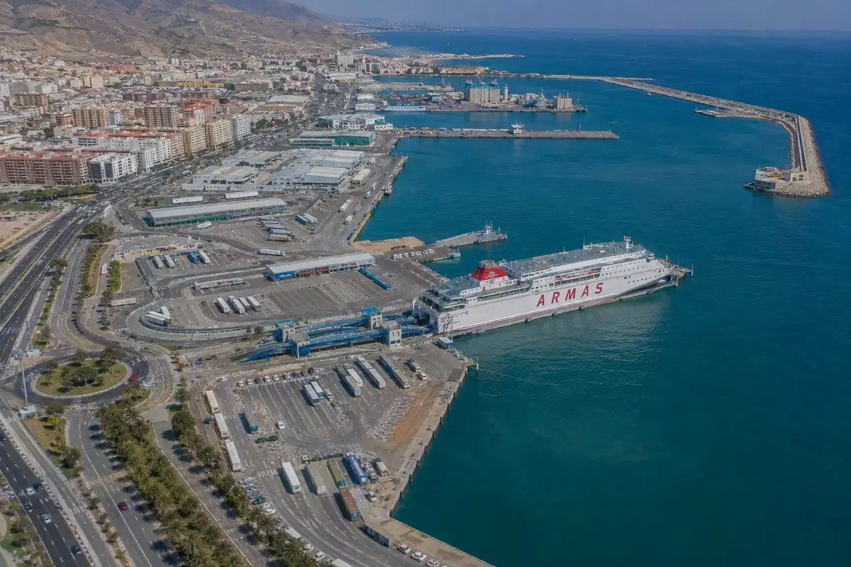 Terminal de ferris de pasajeros y puerto de Almería