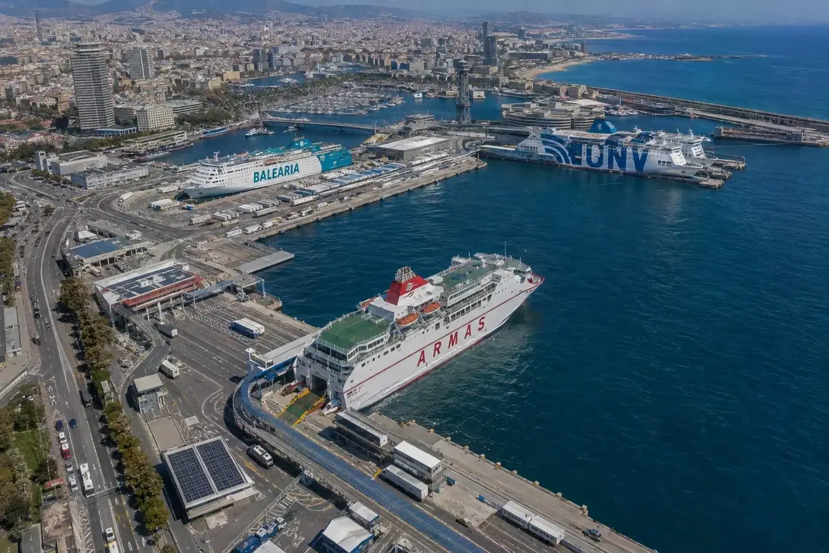Puerto de ferris de pasajeros de Barcelona, en la costa mediterránea