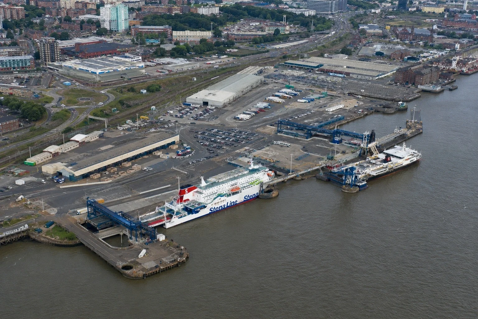 Terminal de ferris de pasajeros de Birkenhead junto al río Mersey