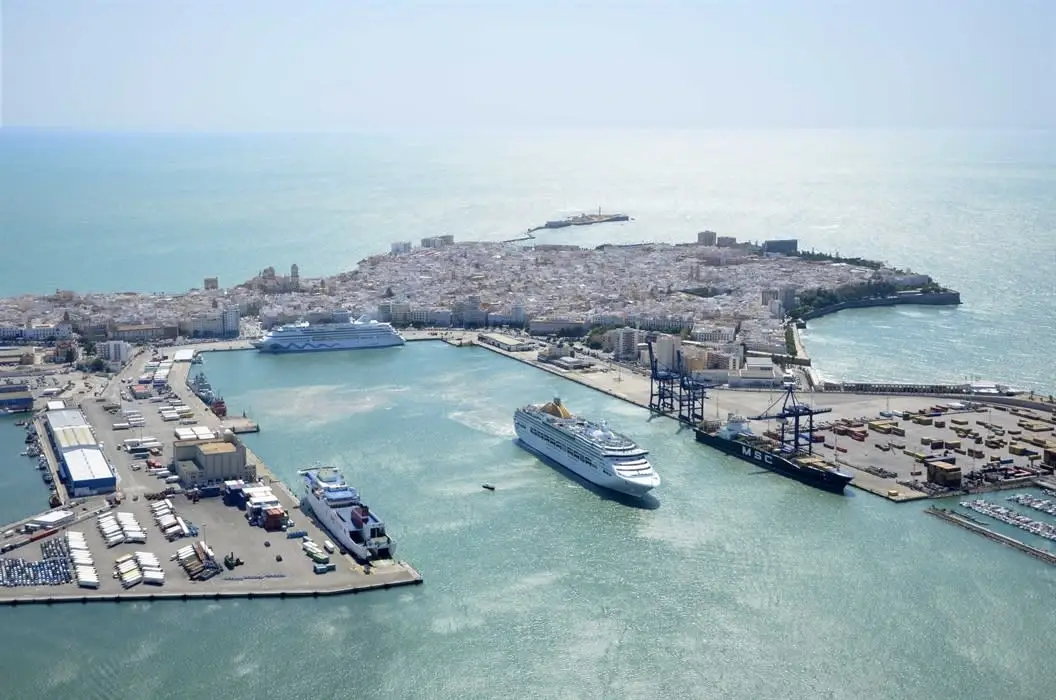 Cádiz – puerto y destino de ferry