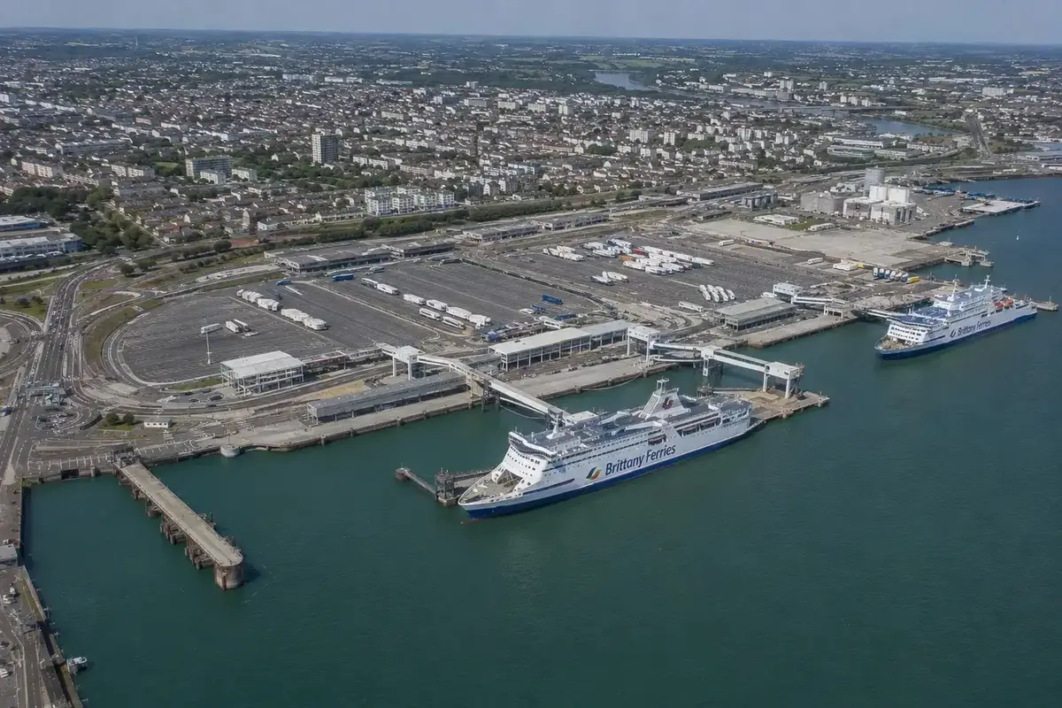 Terminal de ferris de pasajeros de Ouistreham, que da servicio a Caen, Normandía