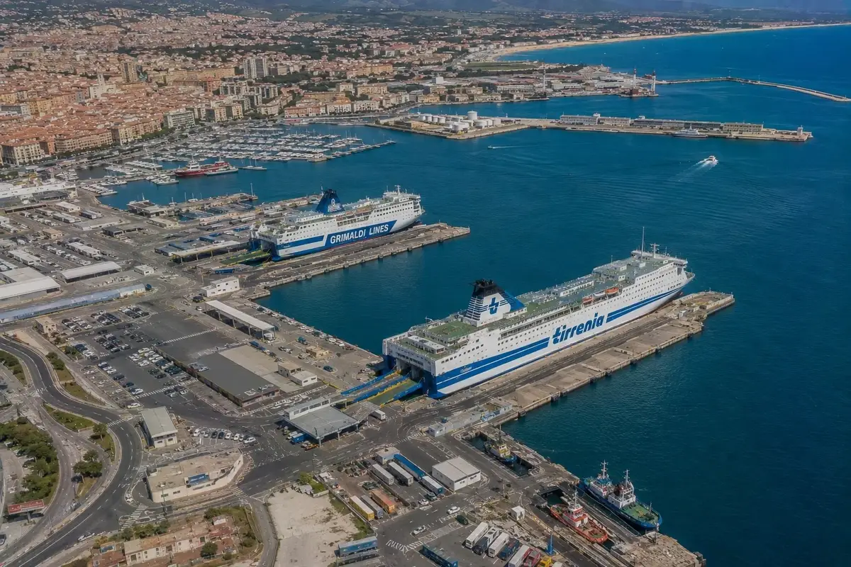 Puerto de ferris de pasajeros de Cagliari, en la costa sur de Cerdeña
