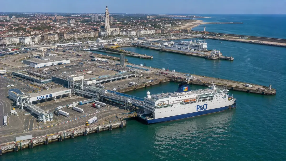 Terminal de ferry para pasajeros y vehículos de Calais, en el norte de Francia