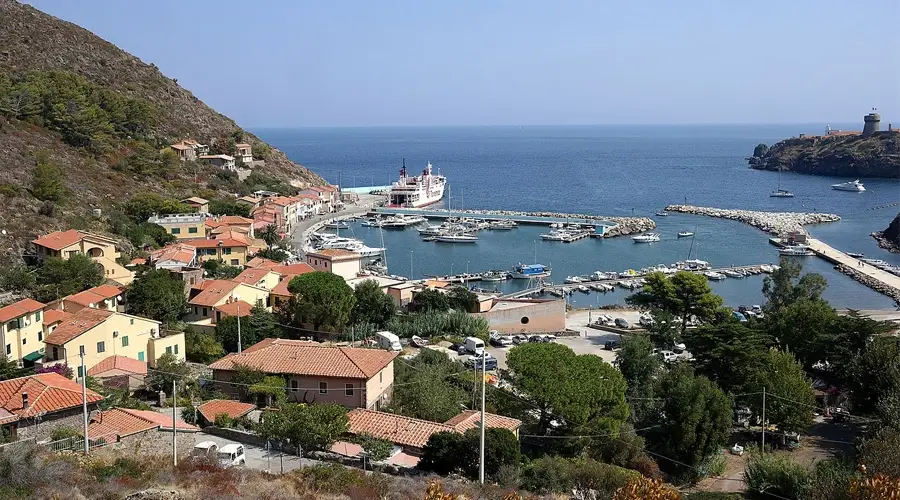 Capraia – puerto y destino de ferry