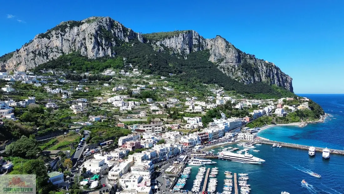 Capri – puerto y destino de ferry