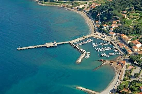 Cavo – puerto y destino de ferry