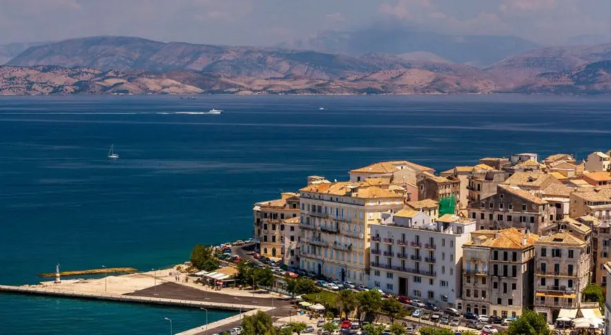 Corfu – puerto y destino de ferry
