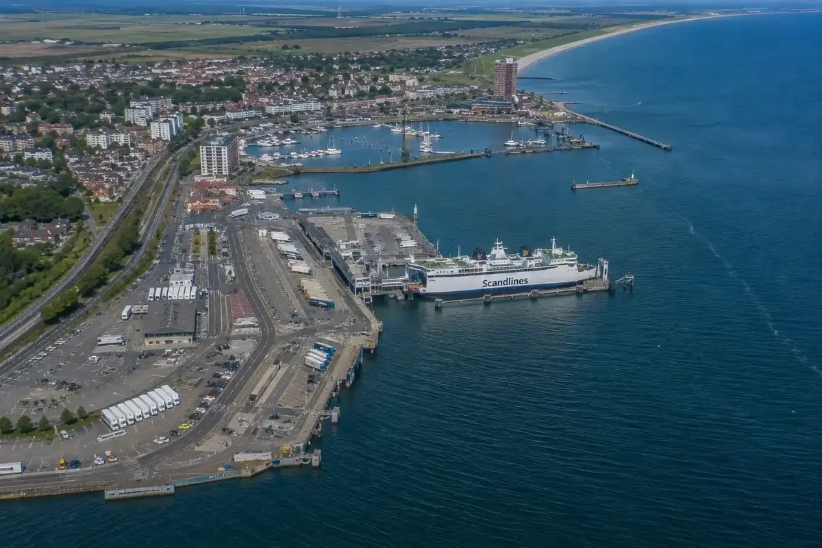 Instalaciones para pasajeros y puerto de ferris de Cuxhaven, en el mar del Norte