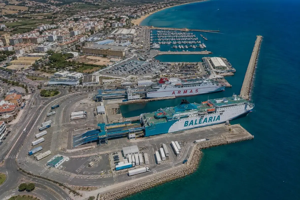 Terminal de ferris de pasajeros y marina de Dénia, en la Costa Blanca española
