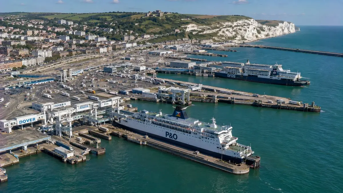 Terminal de ferris de pasajeros del puerto de Dover, bajo los acantilados blancos