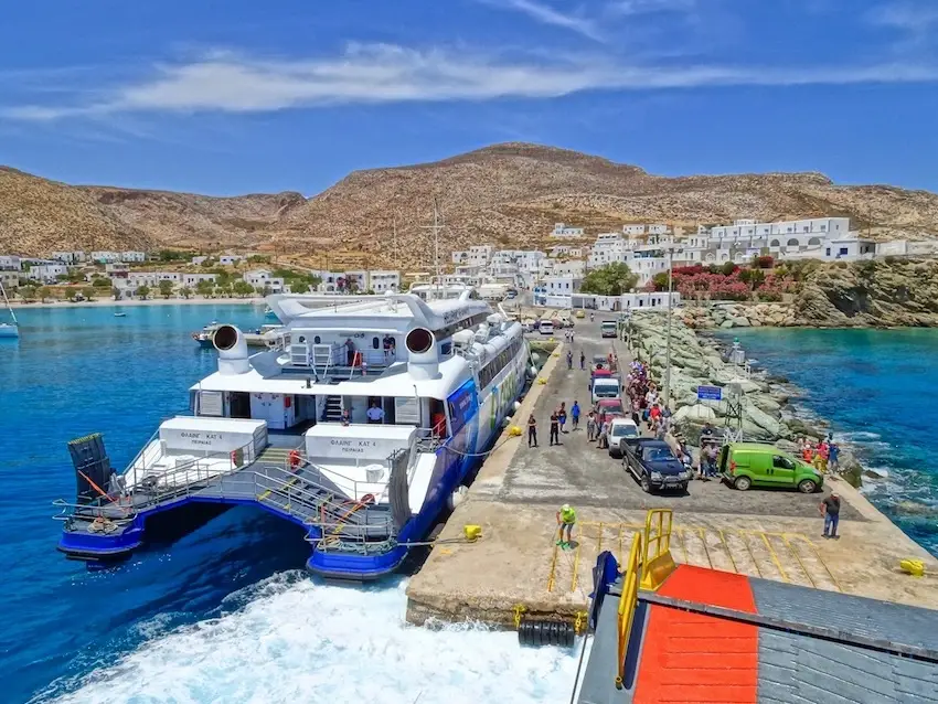 Folegandros – puerto y destino de ferry